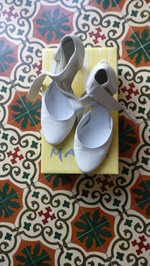 Ecru Pumps. Merk: Mania. Binnen in de schoen zit leer., Kleding | Dames, Schoenen, Pumps, Overige kleuren, Ophalen of Verzenden