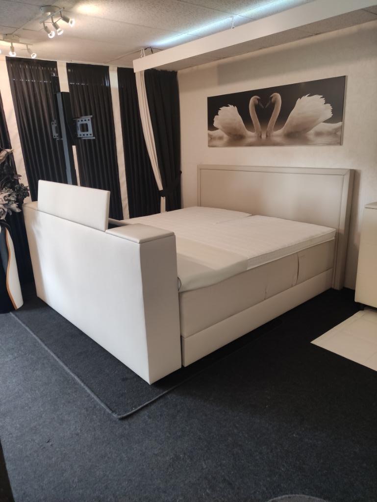 Boxspring met tv lift voetbord - 32 tot 65 inch! MOET WEG!!, Huis en Inrichting, Slaapkamer | Bedden, Verstelbaar, Ophalen of Verzenden