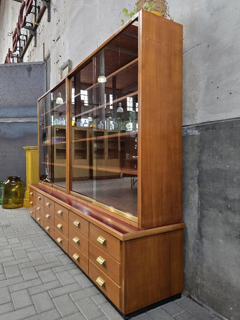 XL Duitse Apothekers Vitrine Kast | Grote Vitrinekast Laden, Huis en Inrichting, Kasten | Vitrinekasten, Metaal, Gebruikt, Met deur(en)