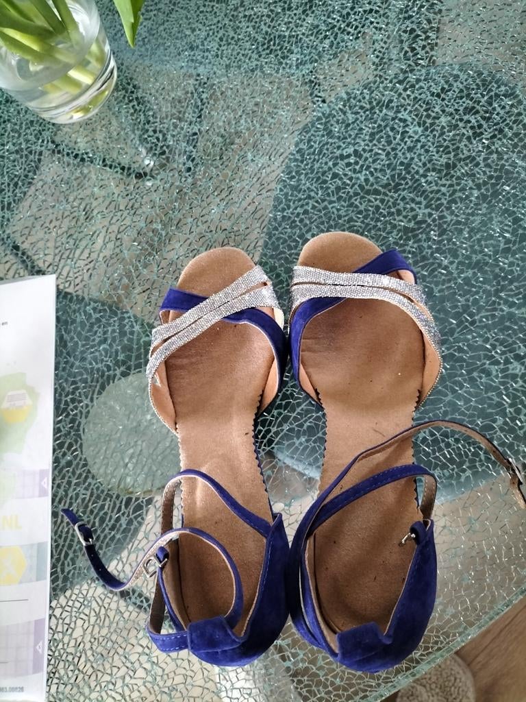 Latin dansschoentjes maat 40 en Spaanse of Ballroom schoenen, Ophalen of Verzenden, Zo goed als nieuw, Sneakers of Gympen