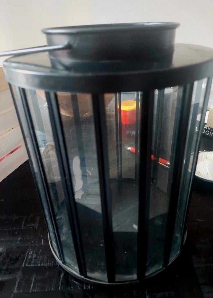 Zwarte lantaarn met glazen wanden, Ophalen of Verzenden, Zo goed als nieuw, Glas, Minder dan 100 cm