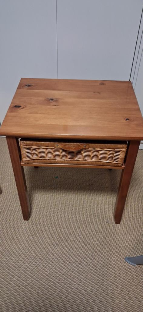 Grenen bijzet tafeltje met rieten mandje, Minder dan 55 cm, Gebruikt, Vierkant, Landelijk, Klassiek