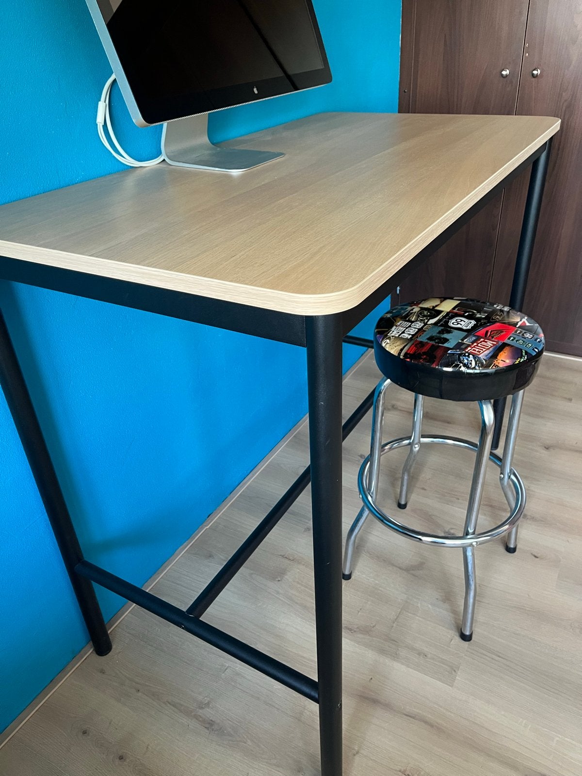 Hoge tafel / bureau van IKEA met zwart frame, Huis en Inrichting, Ophalen of Verzenden, Gebruikt