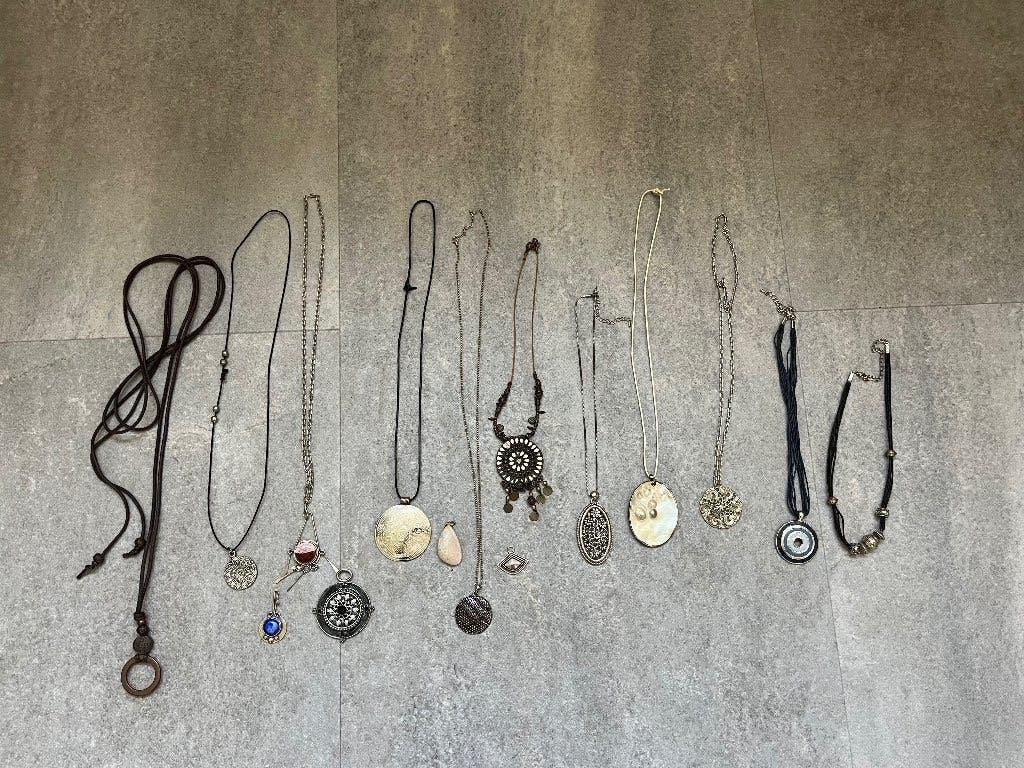 11 kettingen met hangers + losse hangers, Ophalen of Verzenden, Gebruikt, Overige kleuren, Overige materialen