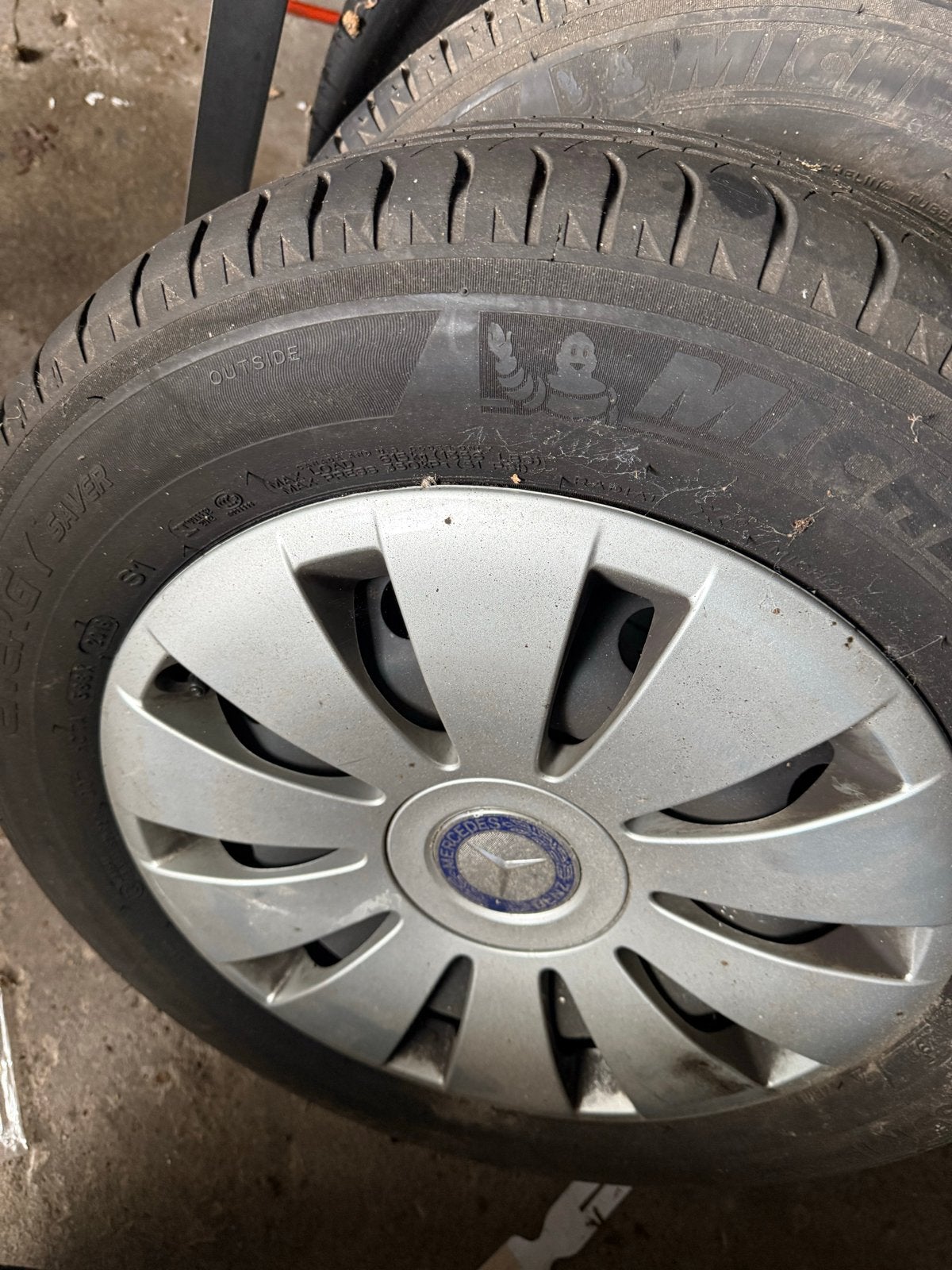 Michelin Zomerbanden 195/65 R15 met Mercedes wieldoppen, Auto-onderdelen, Banden en Velgen, Ophalen, Gebruikt, 15 inch, Banden en Velgen