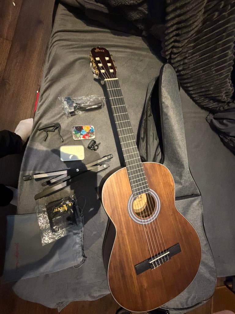 Guitar, Ophalen of Verzenden, Zo goed als nieuw, Klassieke of Spaanse gitaar, Met koffer