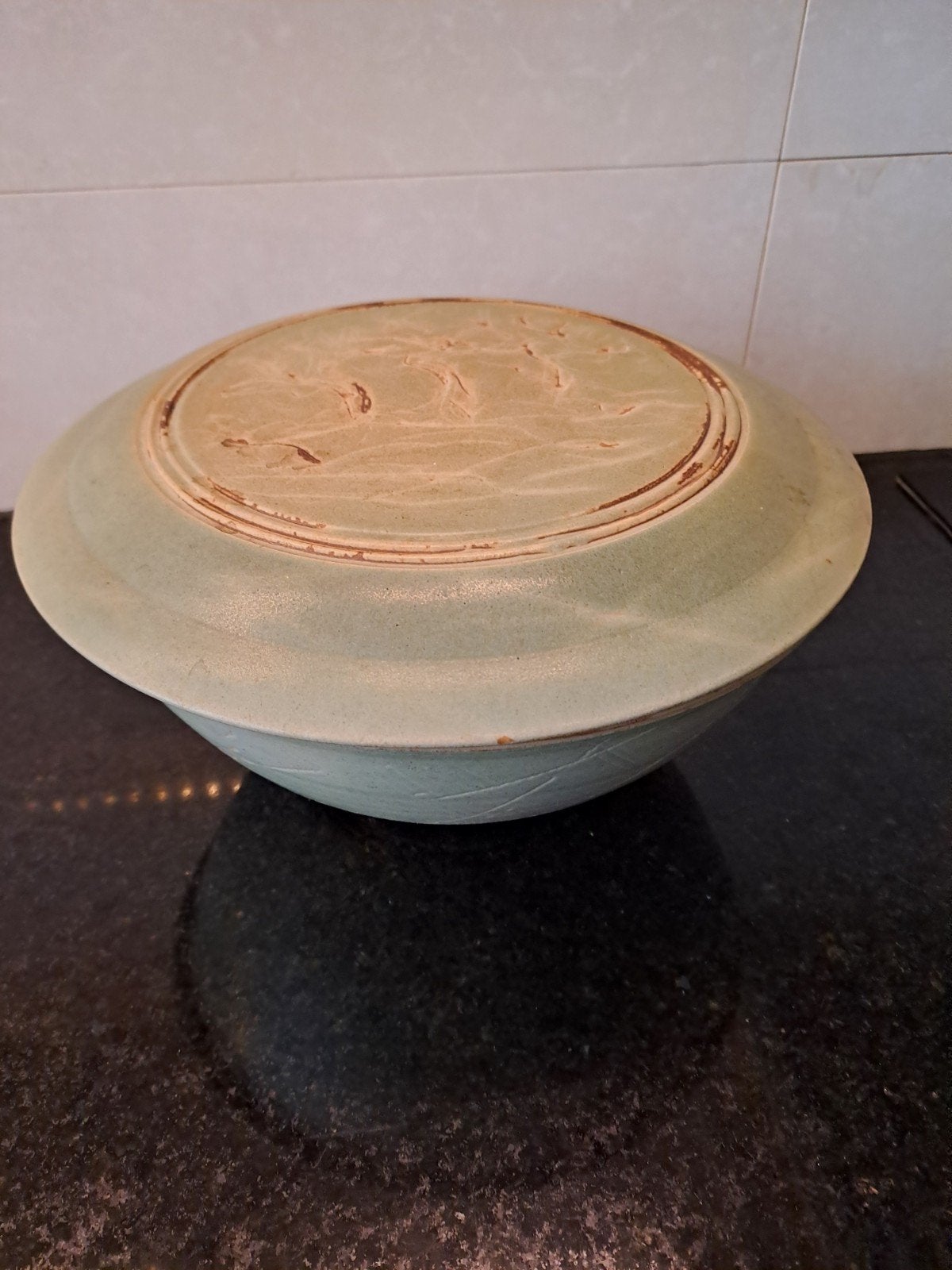 TE KOOP: MOOIE HANDGEMAAKTE GROEN/ BEIGE SCHAAL/FRUITSCHAAL/, Ophalen, Porselein of Keramiek, Schaal, Rond