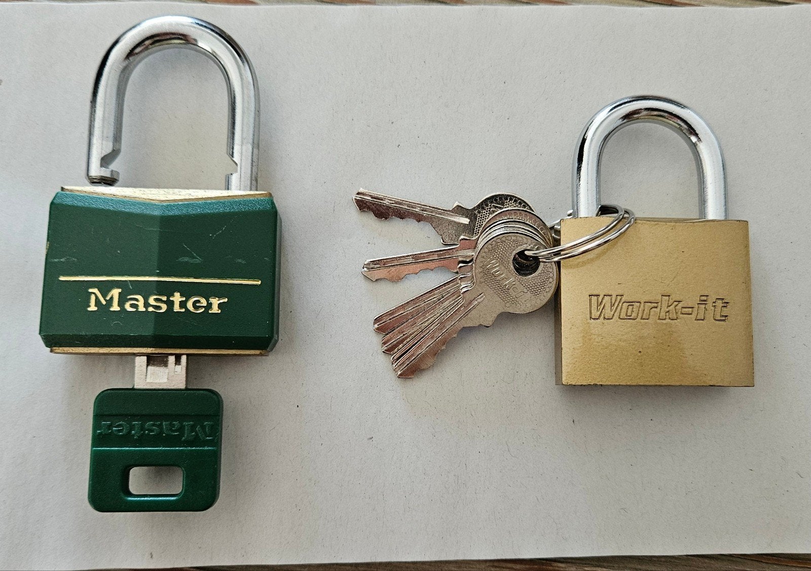 Hangsloten: Master (groen) en Work-it (messing), Ophalen, Gebruikt, Overige materialen, Slot
