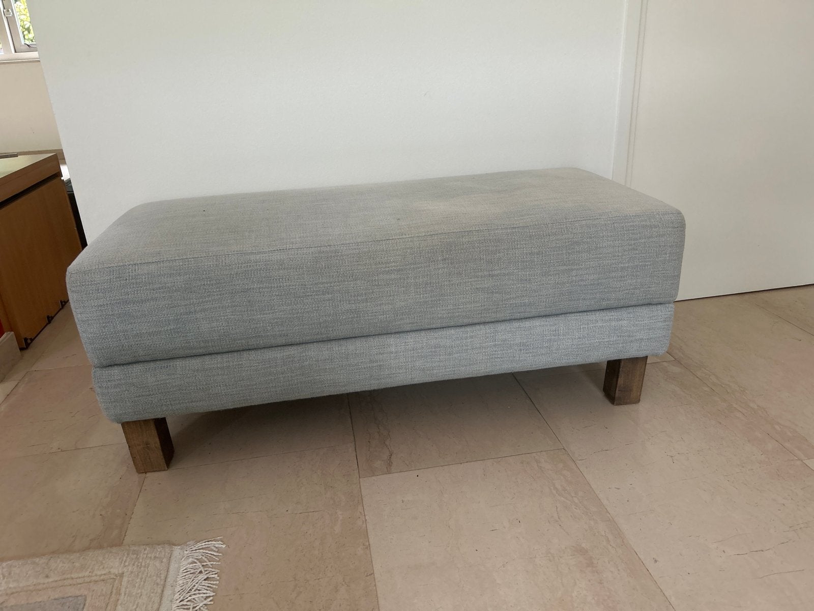 Grijs licht blauw gemeleerde  stoffen poef met houten poten, Ophalen, Gebruikt, 100 tot 125 cm, Rechthoekig