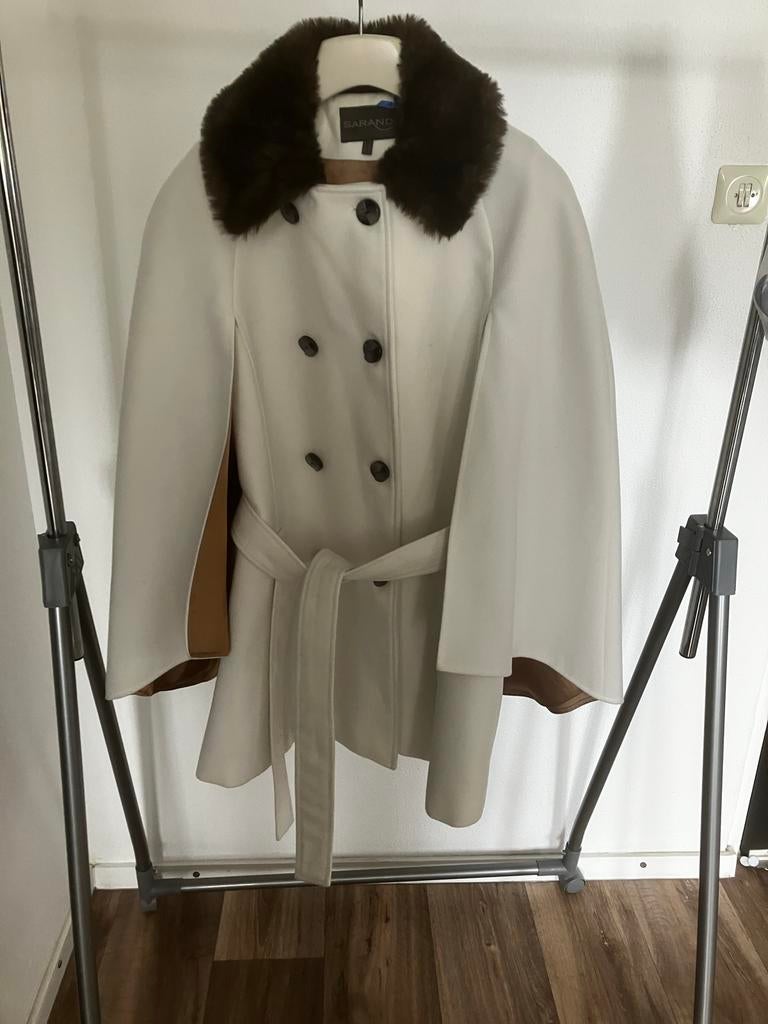 Wollen dames cape/jas - Zo goed als nieuw, Kleding | Dames, Ophalen of Verzenden, Zo goed als nieuw, Maat 38/40 (M), Wit