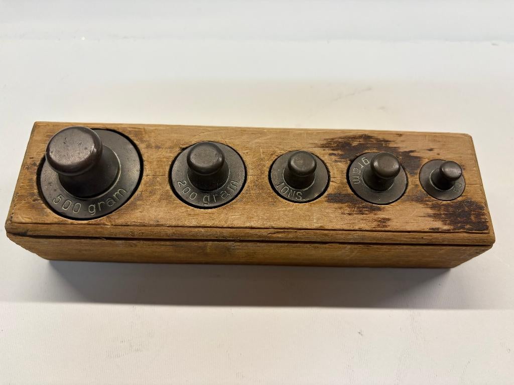 Antieke gewichtenset in blok – Met ijkmerken (H en O), Antiek en Kunst, Antiek | Gereedschap en Instrumenten, Ophalen of Verzenden