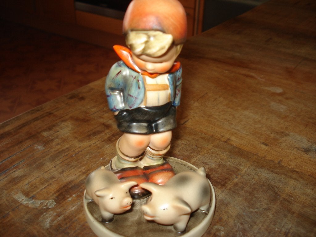Hummel beeldje jongen met varkens - 13 cm hoog, Ophalen of Verzenden, Zo goed als nieuw, Hummel