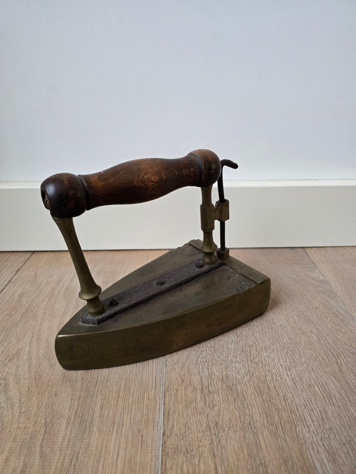 Antiek messing strijkijzer met houten handvat, Ophalen of Verzenden