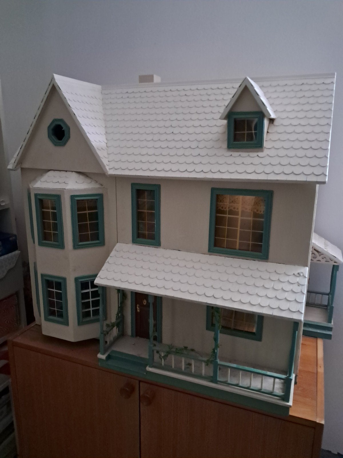 Groot en gedetailleerd poppenhuis met verlichting, Ophalen, Gebruikt, Poppenhuis