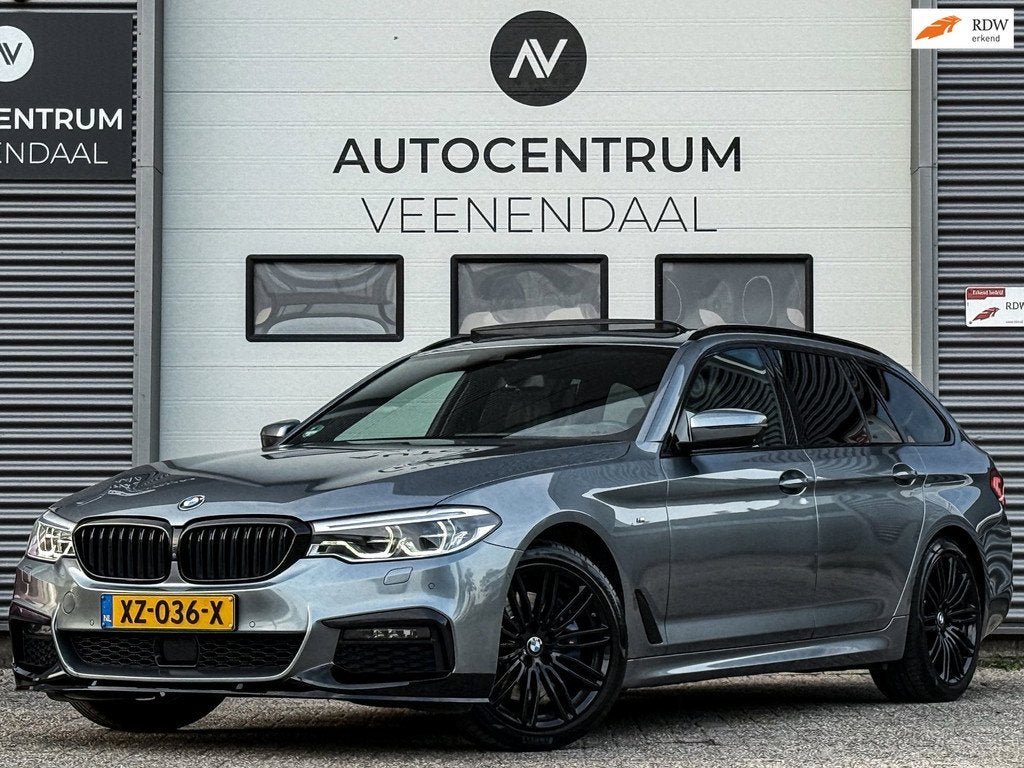 BMW 5-serie Touring 530d xDrive 3X M-SPORT PANO/TREKHAAK/H&K, Auto's, BMW, Automaat, Gebruikt, 2000 kg, Leder