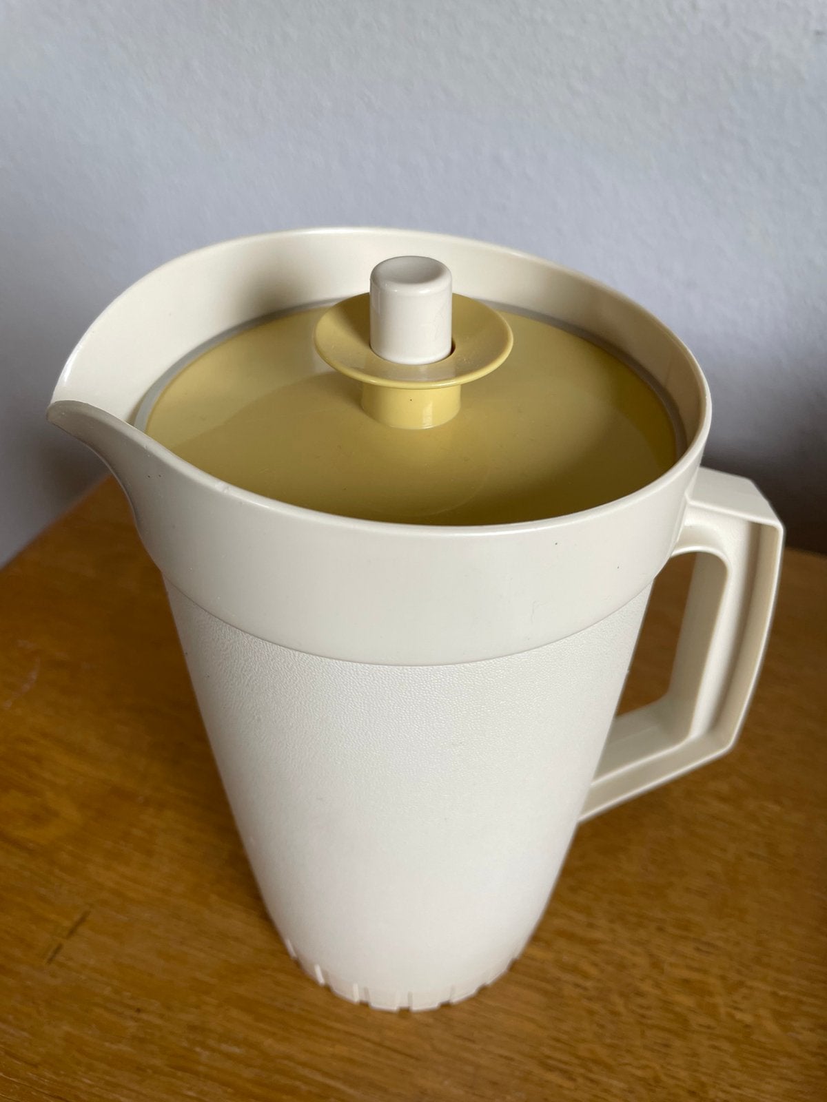 Vintage Tupperware schenkkan met deksel, jaren 70, Ophalen of Verzenden, Zo goed als nieuw, Crème, Beker of Kan