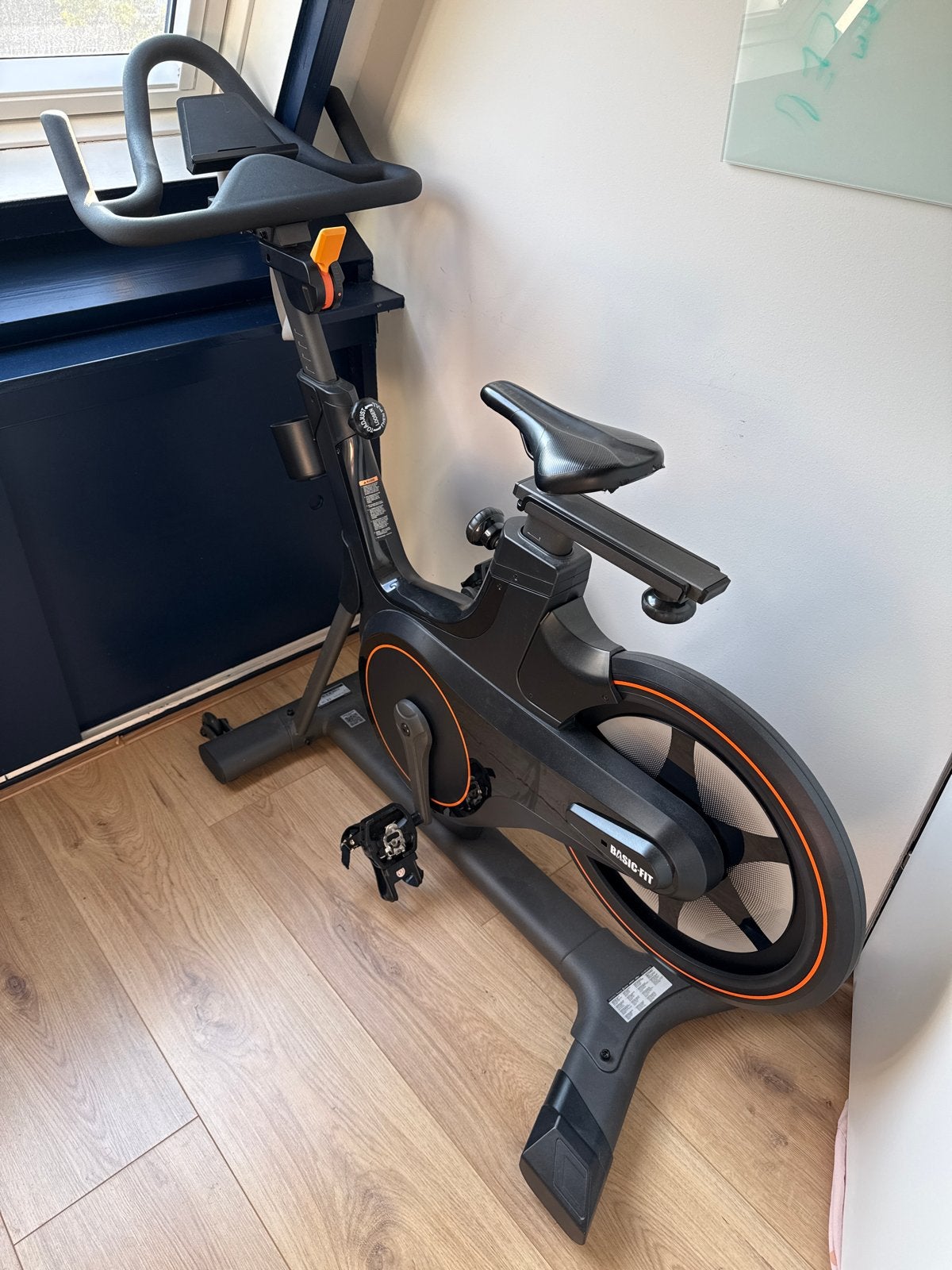 Basic Fit Spinningfiets - Zo goed als nieuw, Sport en Fitness, Ophalen, Zo goed als nieuw, Benen, Spinningfiets