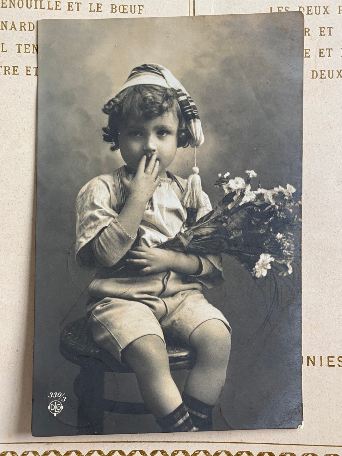 1907 Kindje op kruk met bosje bloemen (NN), Ophalen of Verzenden, Voor 1920, Gelopen, Kinderen
