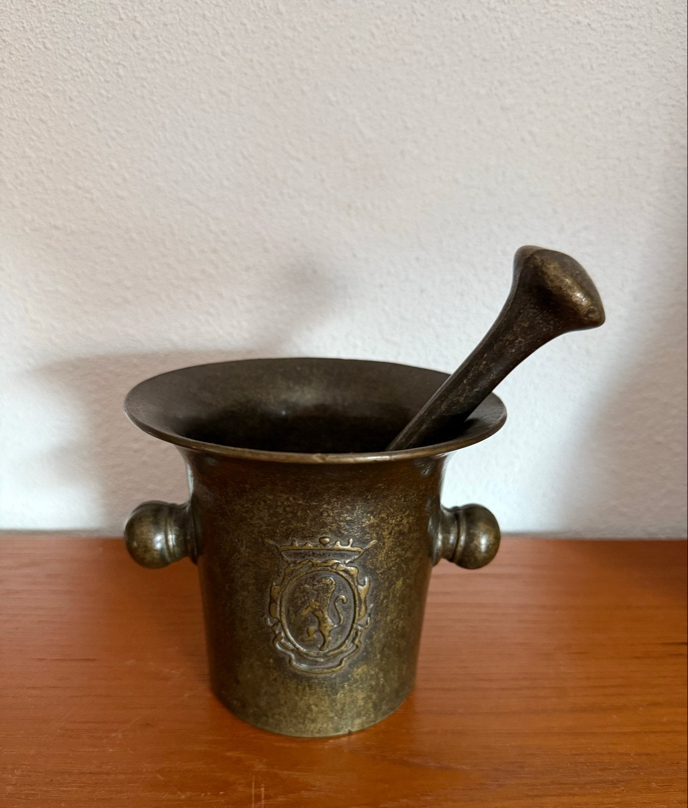 Antieke bronzen vijzel met stamper, wapenschild, Antiek en Kunst, Antiek | Overige Antiek, Ophalen of Verzenden