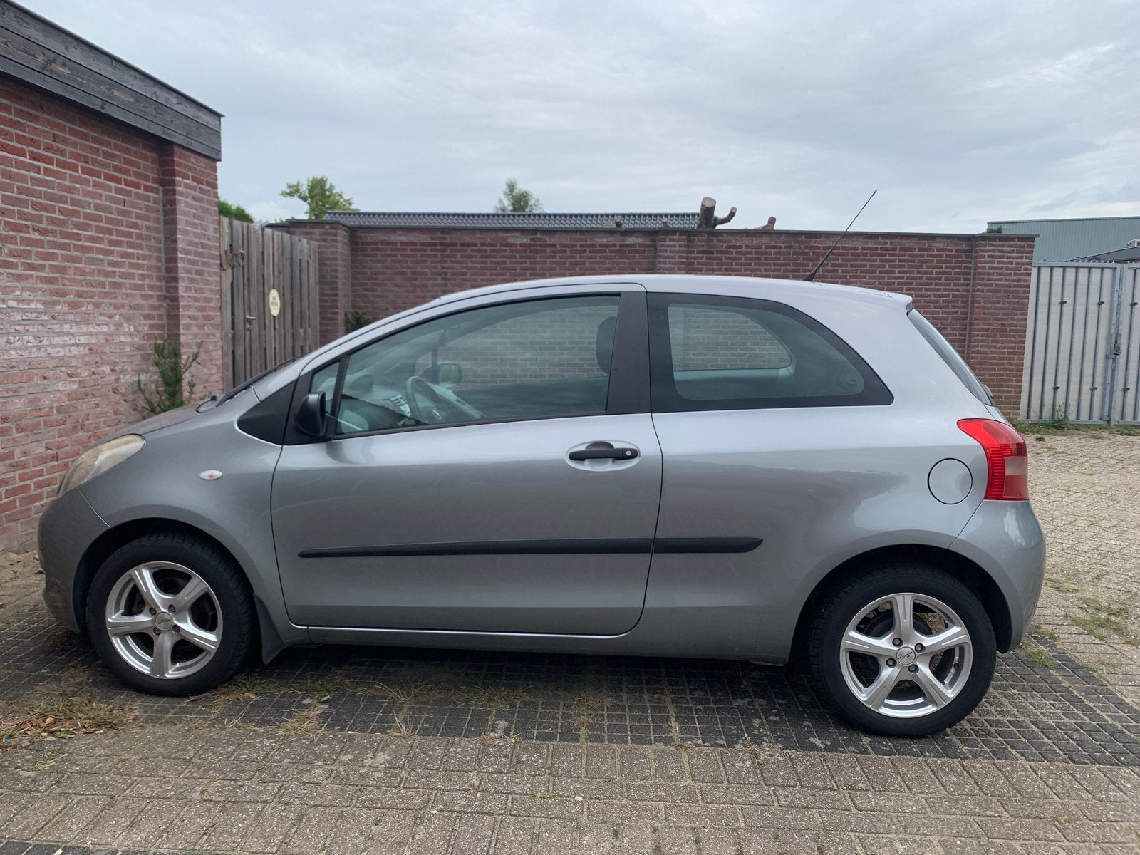 Te koop Toyota Yaris, Auto's, Handgeschakeld, Grijs, Particulier, Dealer onderhouden