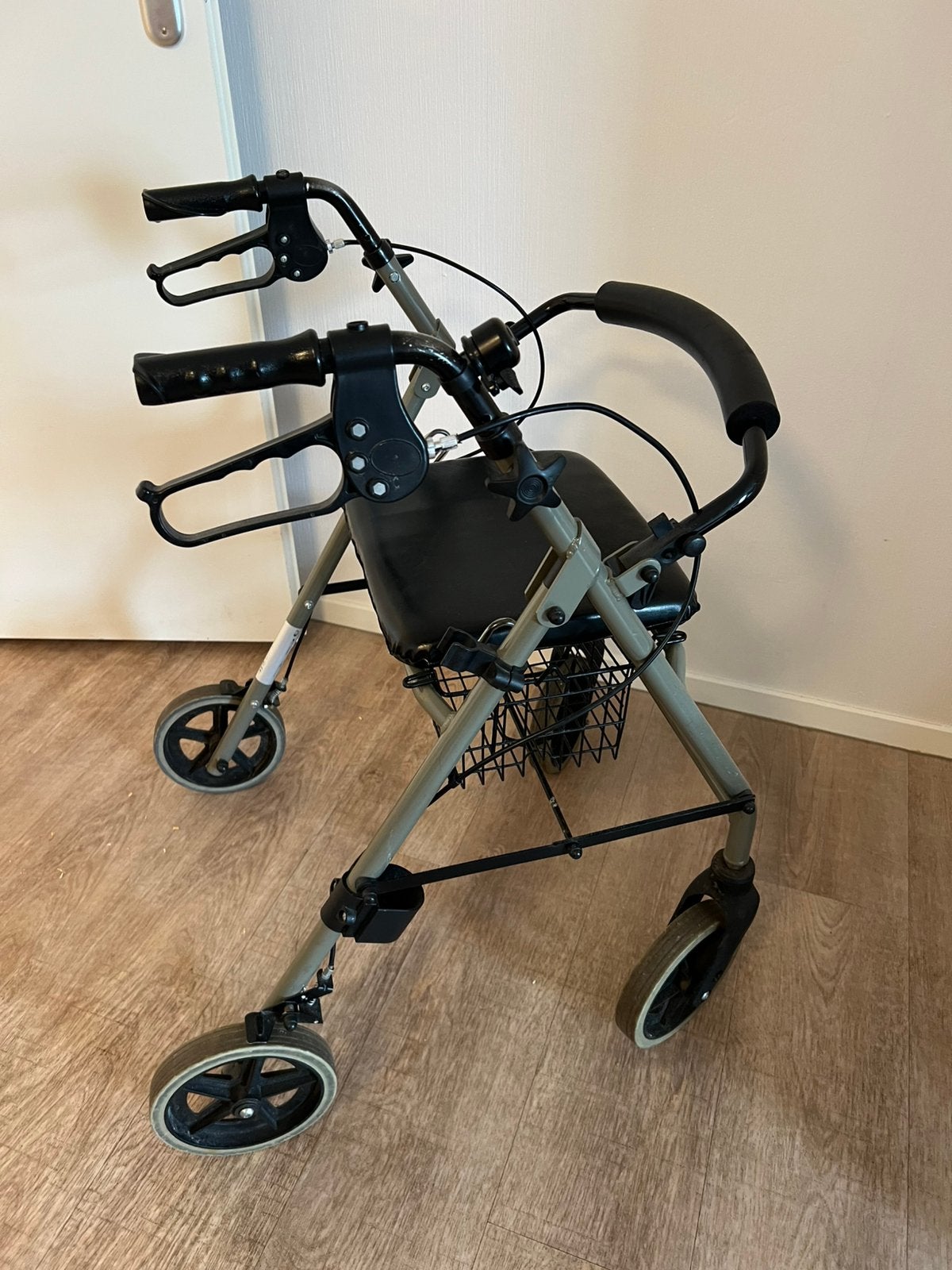 Te Koop : Rollator Rugleuning Inklapbaar met Zitje, Ophalen, Gebruikt