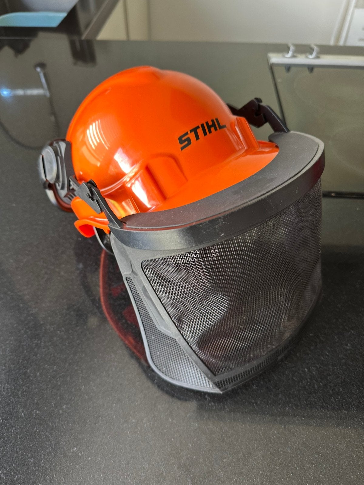 Stihl helm, Ophalen of Verzenden, Met vizier, Zo goed als nieuw