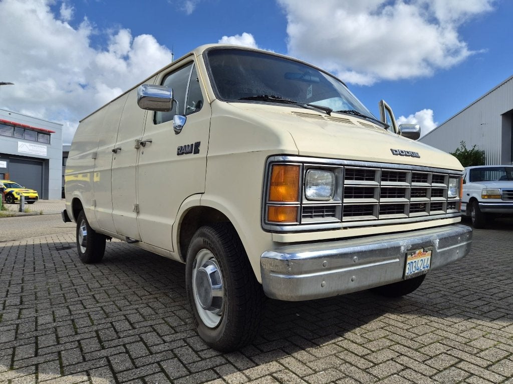 1986 oldtimer V8 Dodge Ram B350 Van, INCLUSIEF 21% BTW, Automaat, Achterwielaandrijving, Beige, 2 stoelen