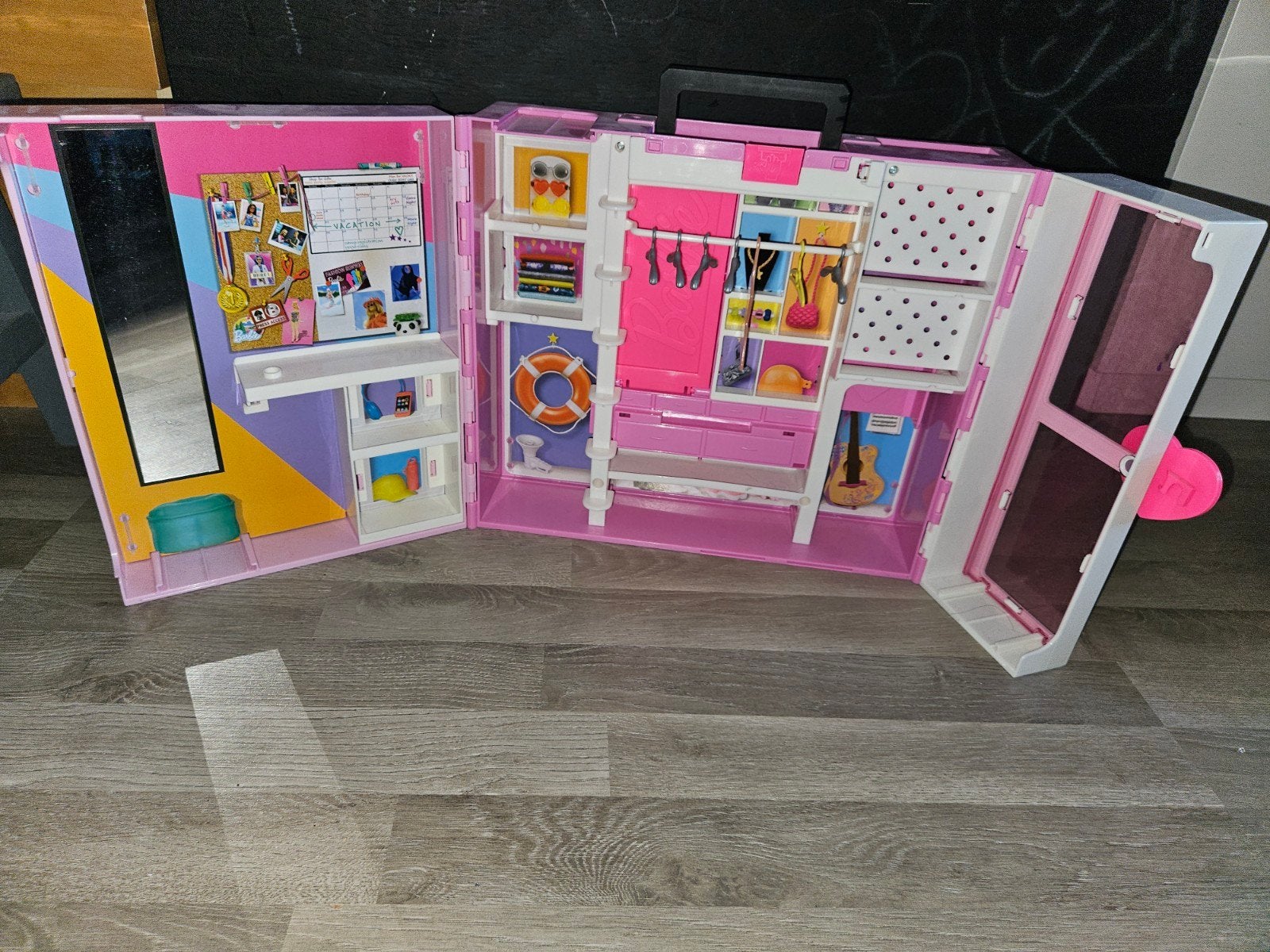 Barbie kledingkast, Ophalen, Zo goed als nieuw, Toebehoren