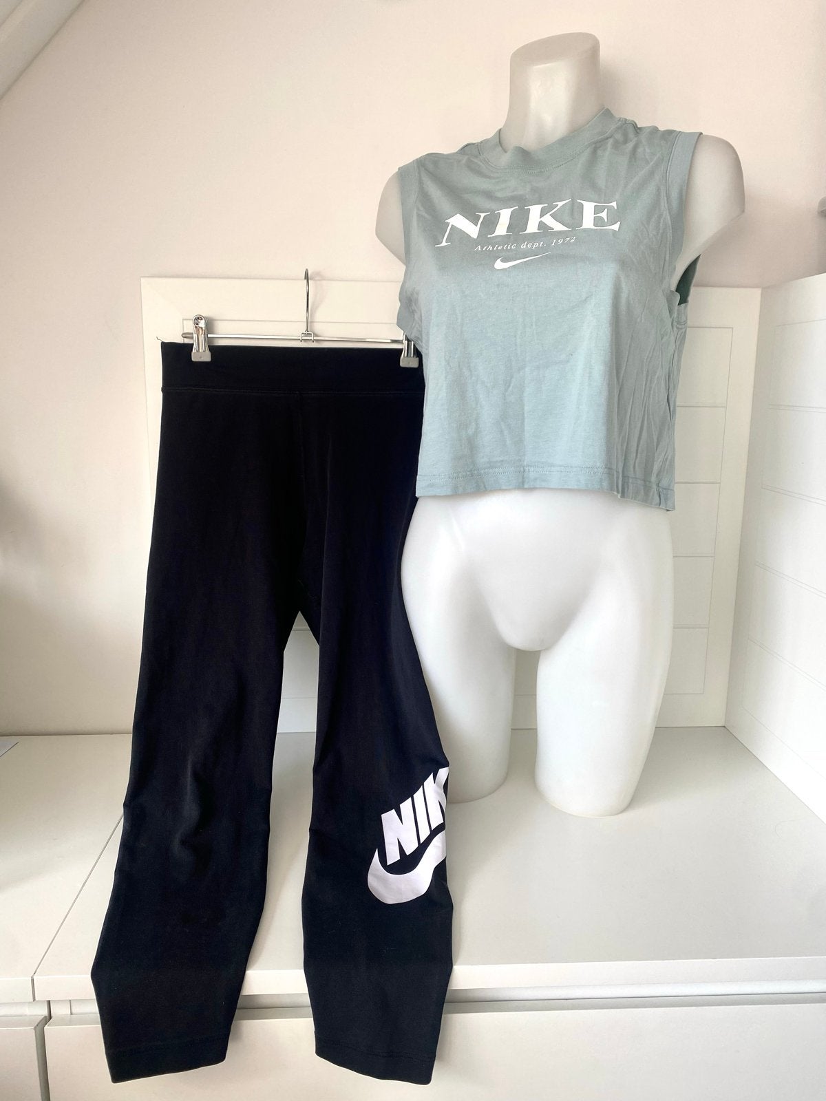 Nike sportset: legging en crop top (maat M), Maat 38/40 (M), Zwart, Ophalen of Verzenden, Fitness of Aerobics