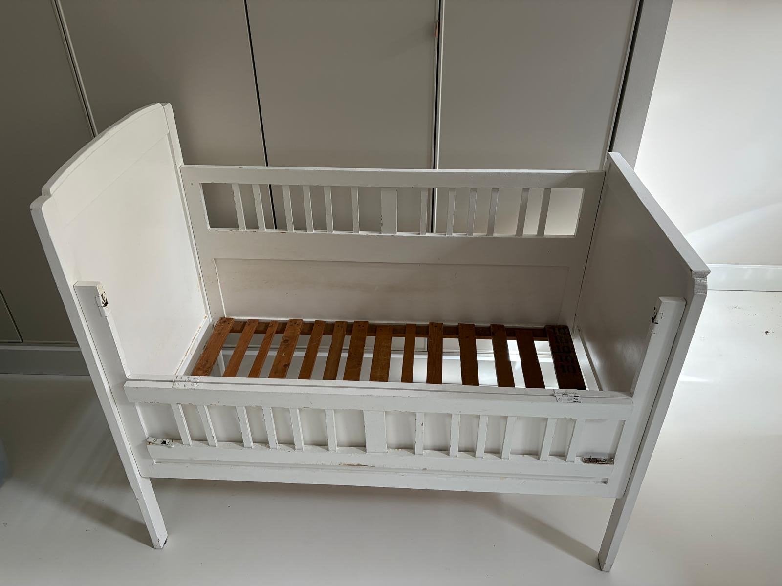 Brocante ledikantje (baby en peuterbedje), Ophalen, Gebruikt, Lattenbodem, Minder dan 140 cm