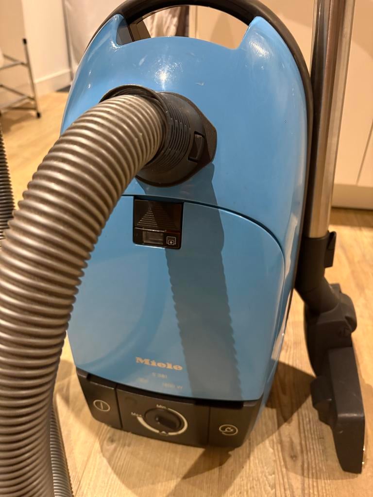 Miele stofzuiger S381 - Goede staat, klein defect, Witgoed en Apparatuur, Stofzuigers, Stofzak, Ophalen of Verzenden, Miele, Sledestofzuiger