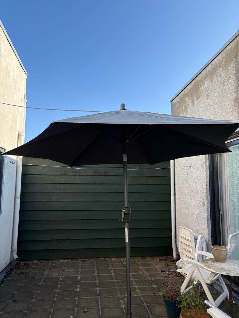 Parasol Ø250cm rond – Kantelbaar + Beschermhoes, Ophalen, Gebruikt, Kantelbaar, 2 tot 3 meter