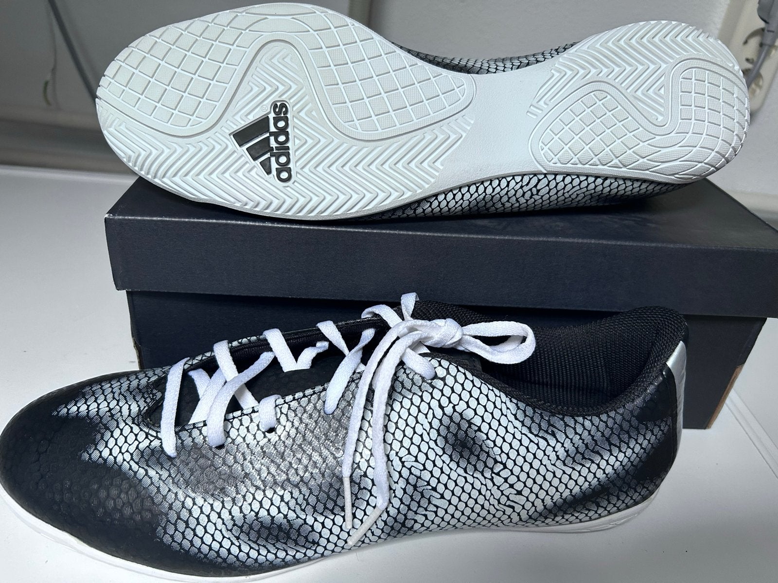 Adidas zaalvoetbalschoenen maat 46 - zgan, Maat XL, Ophalen, Zo goed als nieuw, Schoenen