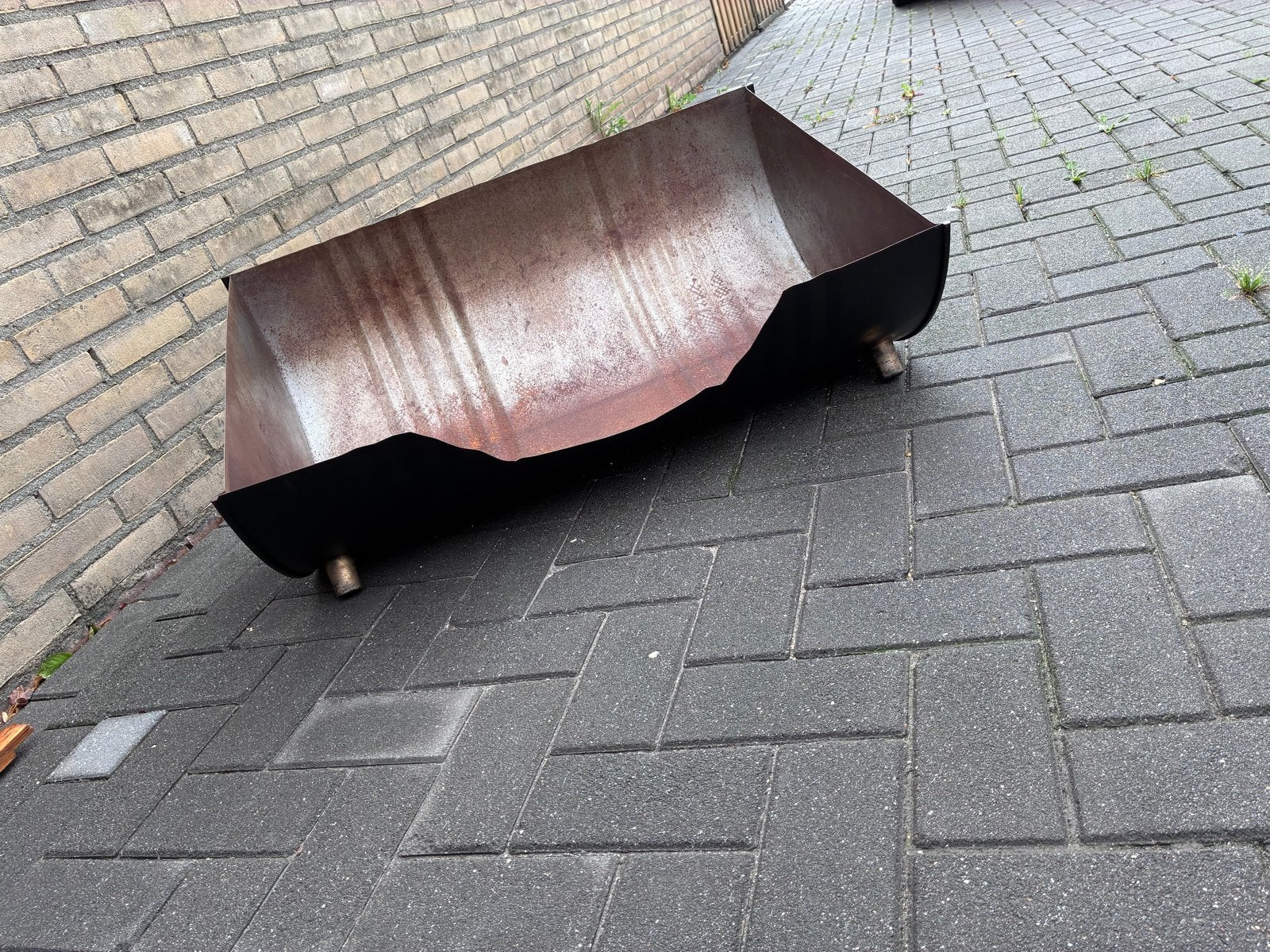 Olievat hondenmand, Ophalen