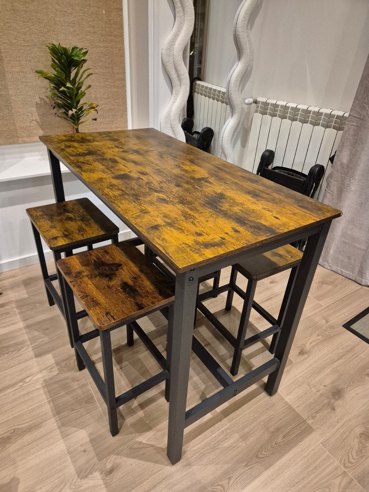 Hoge, smalle tafel met 4 stoelen in uitstekende staat, Ophalen, Zo goed als nieuw