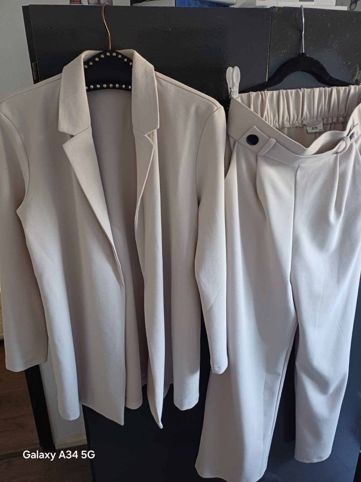 Broekpak, merk JDY, maat 32/S, kleur beige, nieuw, Kleding | Dames, Ophalen of Verzenden, Nieuw, Maat 34 (XS) of kleiner, Beige