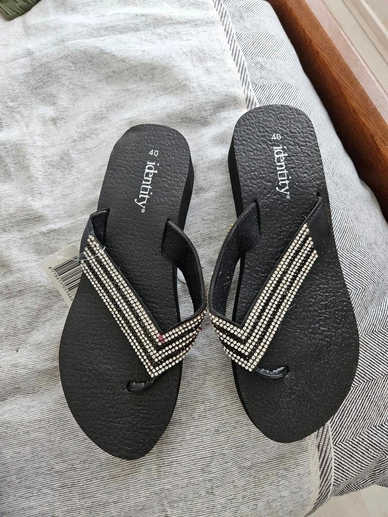 Nieuwe Identity slippers met strass - maat 40, Slippers, Zwart, Nieuw, Ophalen of Verzenden