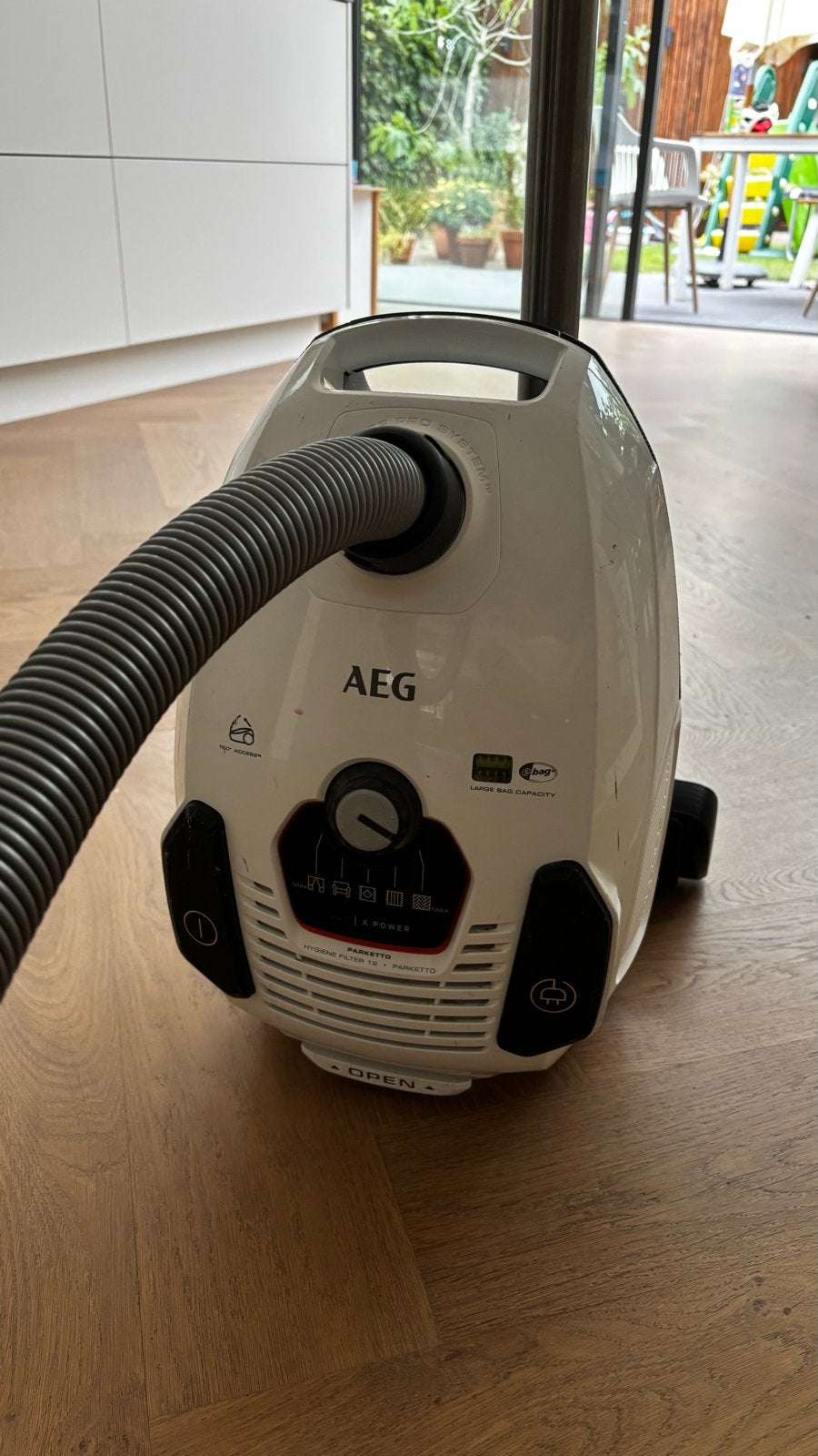 AEG stofzuiger - defecte stekker (voor onderdelen/reparatie), Stofzak, Ophalen of Verzenden, Niet werkend, Sledestofzuiger