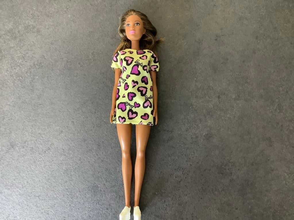Barbie pop in geel jurkje met hartjes, Ophalen of Verzenden, Gebruikt, Barbie