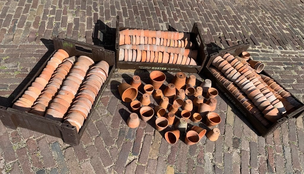 Foto 16 van Antieke handgemaakte aardewerken kweekpotjes