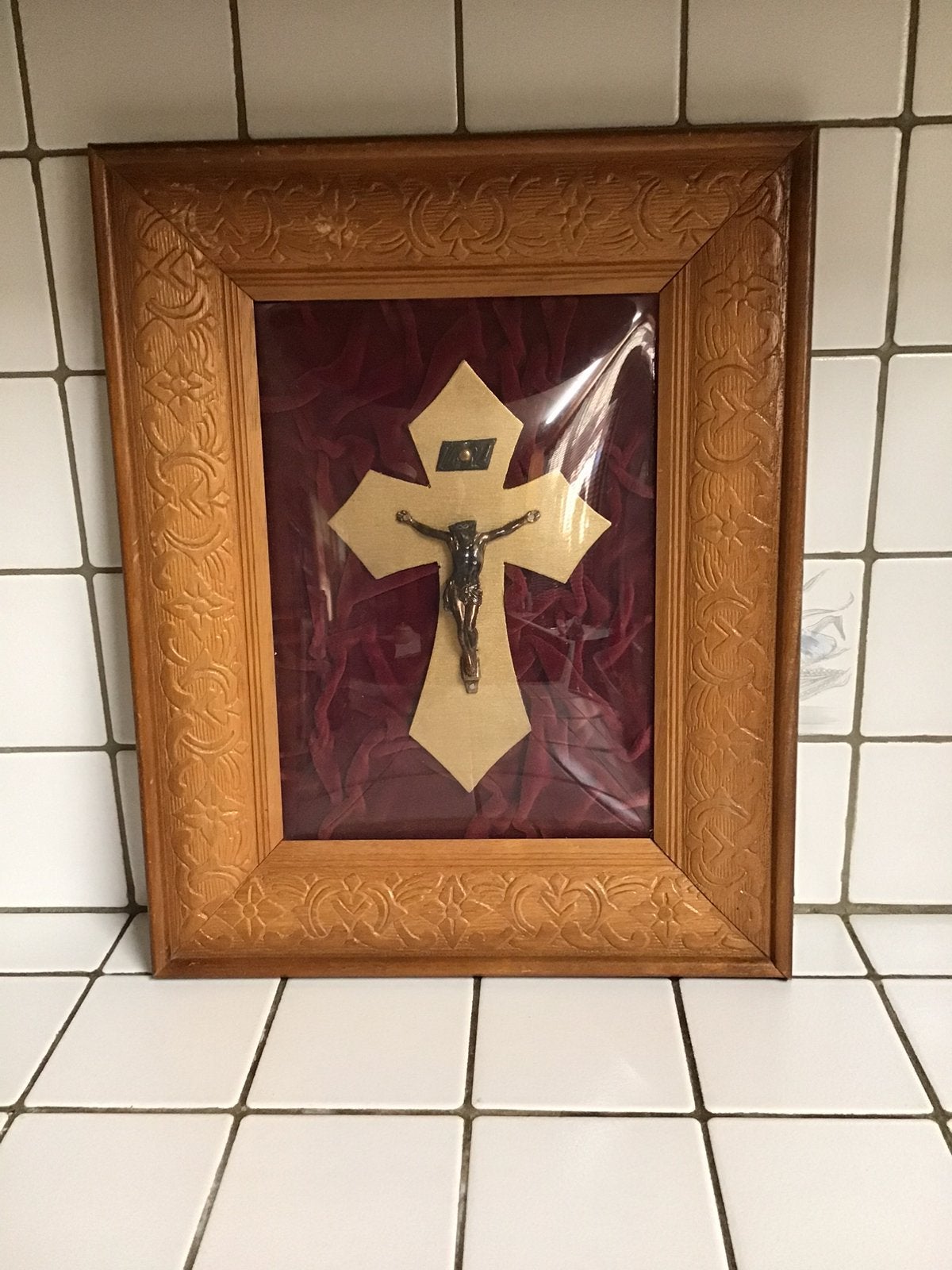 Oud kruisbeeld onder stolp in houten lijst, Antiek en Kunst, Ophalen of Verzenden