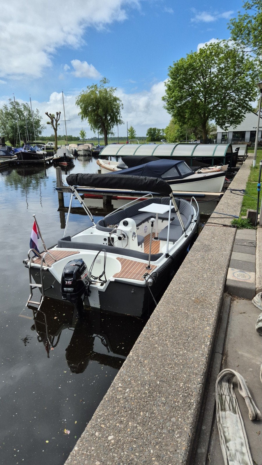 Riomar 470 Sloep met Suzuki 15 PK en Trailer - Zeer Compleet, Watersport en Boten, Ophalen of Verzenden, Buitenboordmotor, Zonnedek