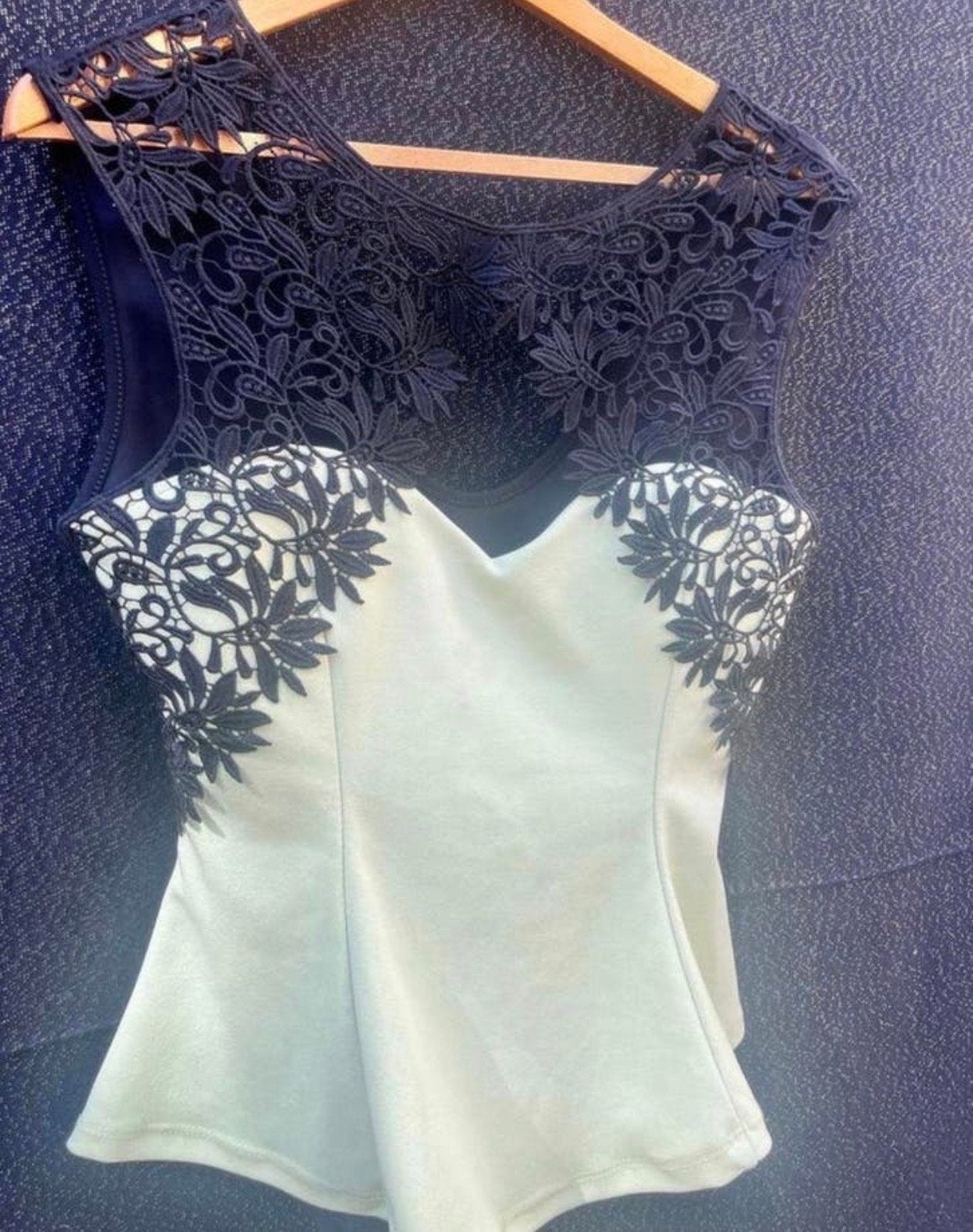 Stijlvol geelgroen topje met vulling - Maat S, Kleding | Dames, Tops, Ophalen of Verzenden, Gedragen, Groen, Maat 36 (S)