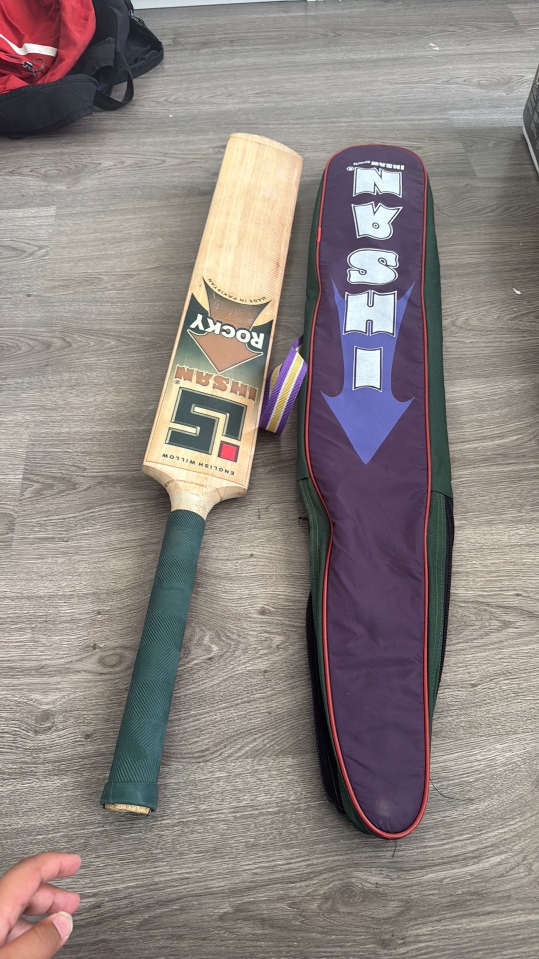 Cricket bat unused    ishaan king rocky type with case, Sport en Fitness, Honkbal en Softbal, Ophalen, Zo goed als nieuw, Honkbal