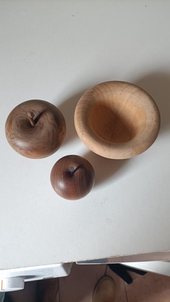 Houten appels met bakje., Ophalen of Verzenden, Rond, Hout