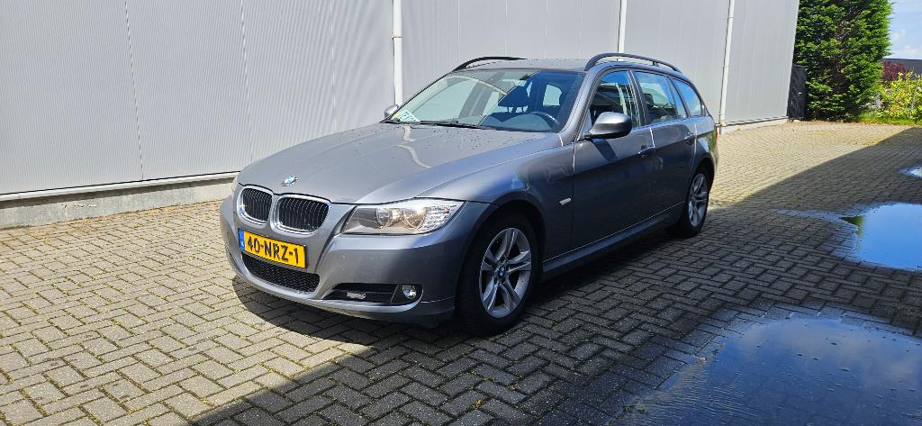 BMW 3-Serie 2.0 318 I Touring 105KW 2010 Grijs, Auto's, BMW, Zwart, Origineel Nederlands, Handgeschakeld, 1405 kg