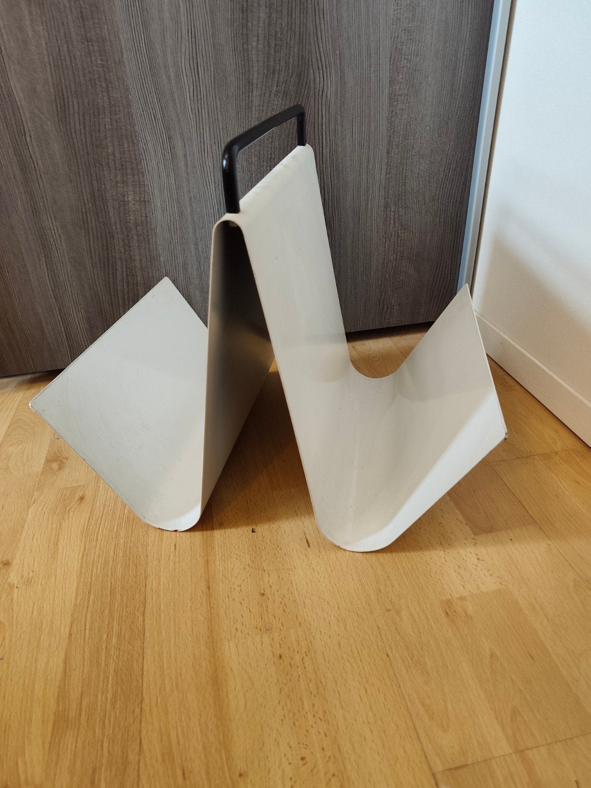 Stijlvolle metalen design lectuurbak - Pete Sans - jaren 80, Huis en Inrichting, Woonaccessoires | Krantenbakken en Lectuurbakken