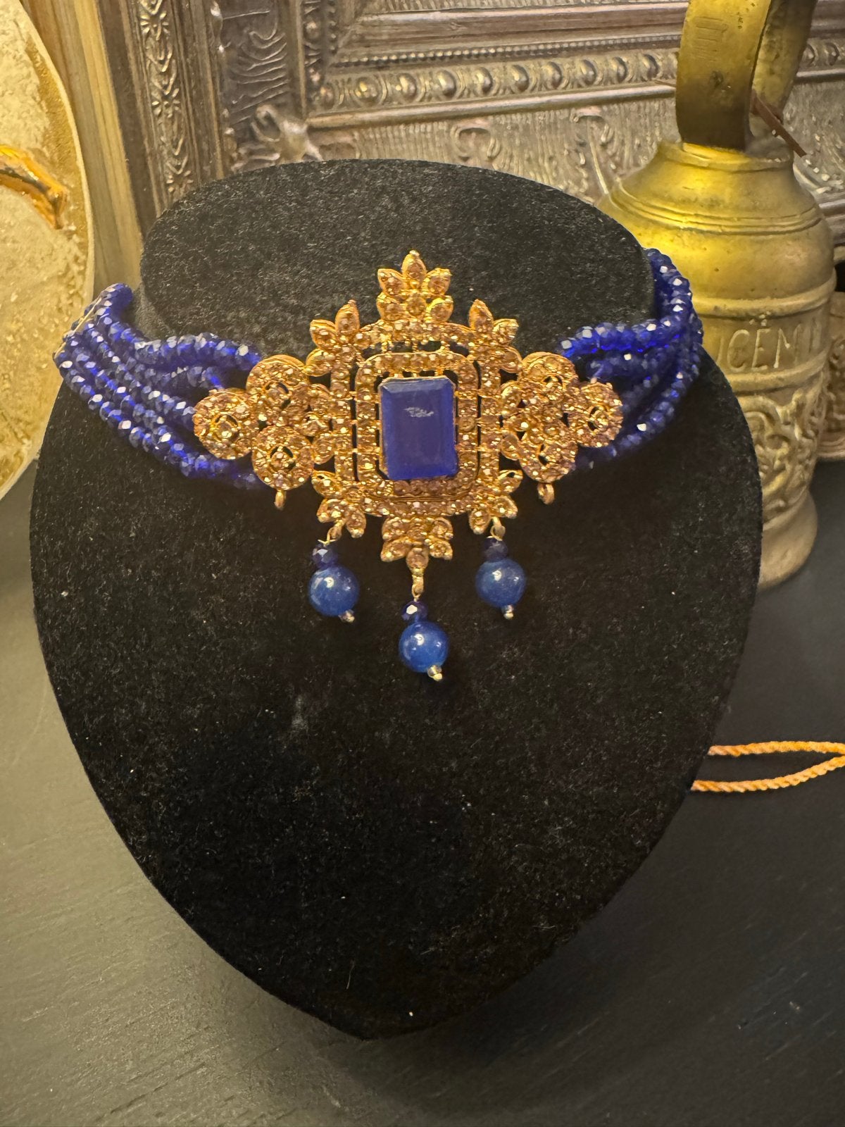 Prachtige Blauwe Choker Ketting met Gouden Hanger, Overige materialen, Blauw, Nieuw, Ophalen of Verzenden