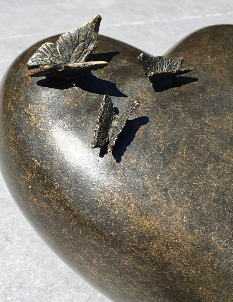 Grote BRONZEN URN / grafdecoratie / HART met VLINDERS, Nieuw, Info@huisentuindecoratiemarie.nl, Huis en tuin decoratie marie, Peize