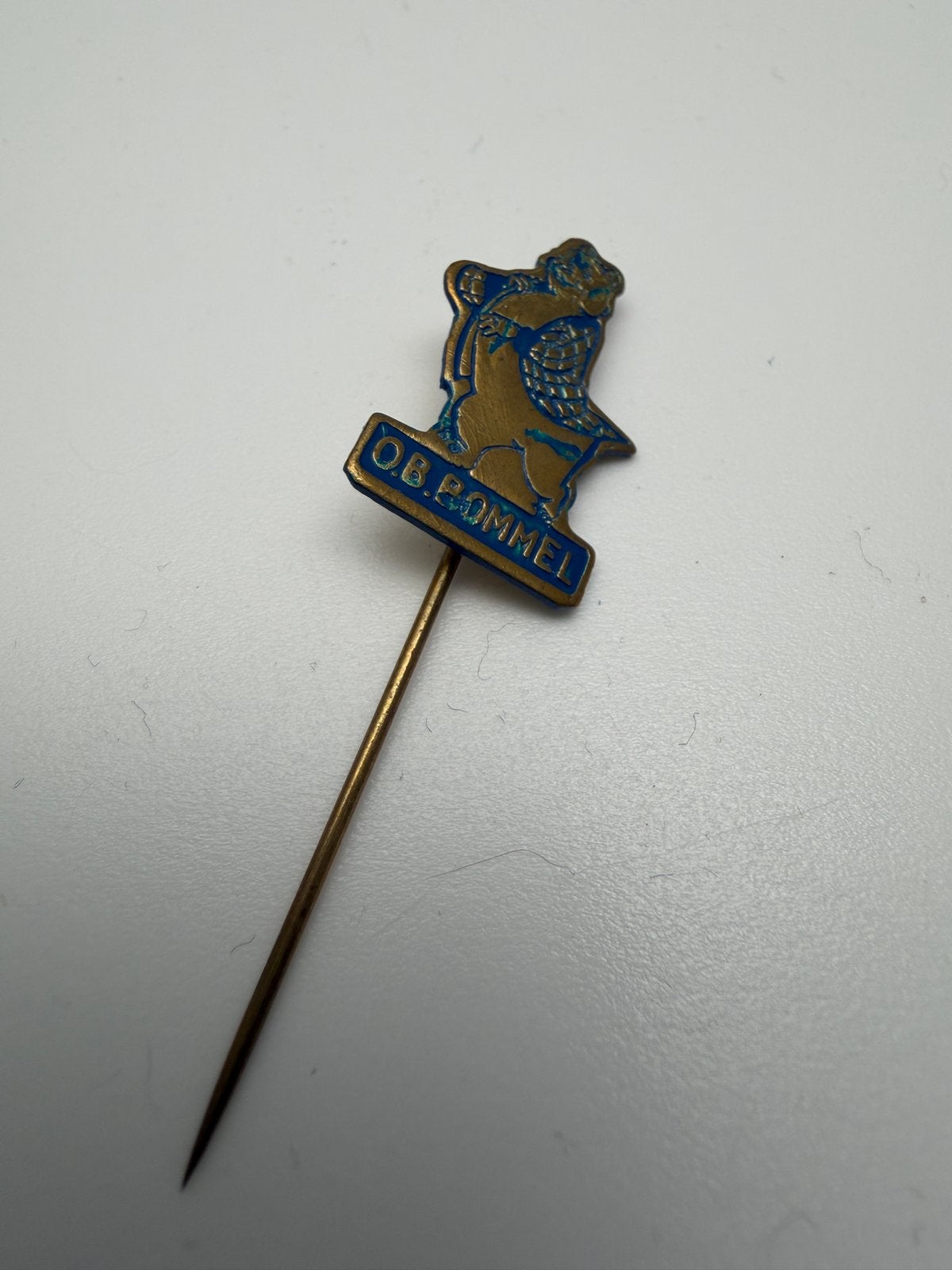 Vintage blauw Olivier B. Bommel speldje SWA Coop Holland, Ophalen, Zo goed als nieuw, Overige onderwerpen